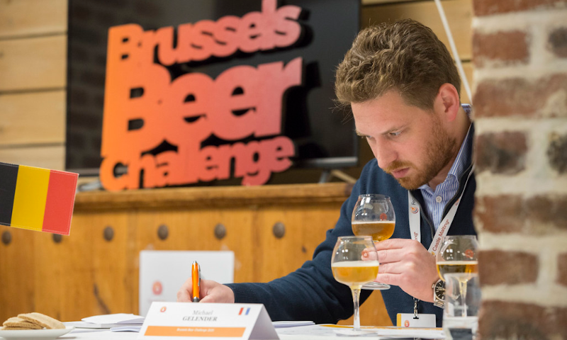 Man proeft bier tijdens de Brussels Beer Challenge 2020